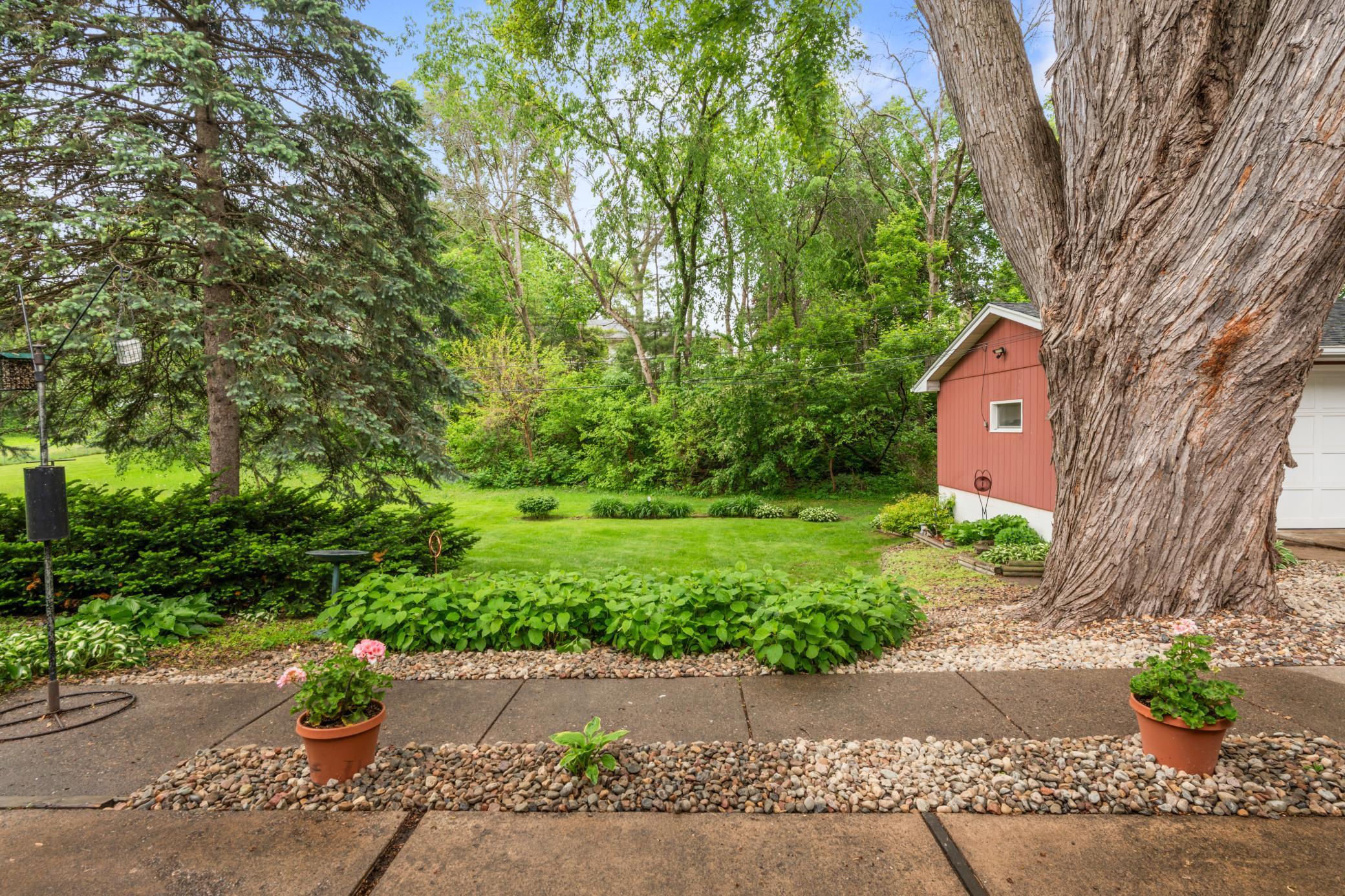 1134 Lealand Road E
