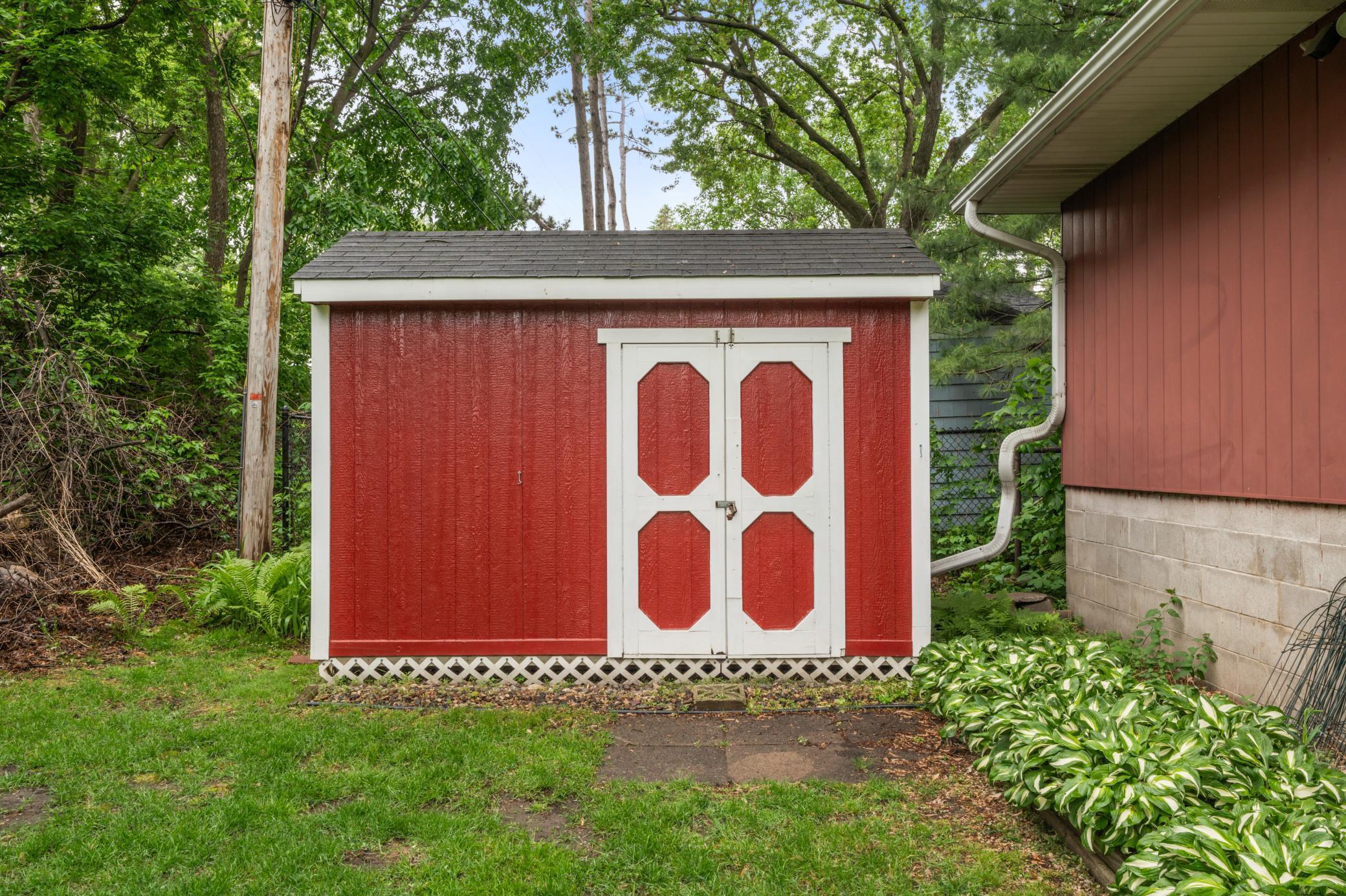 1134 Lealand Road E