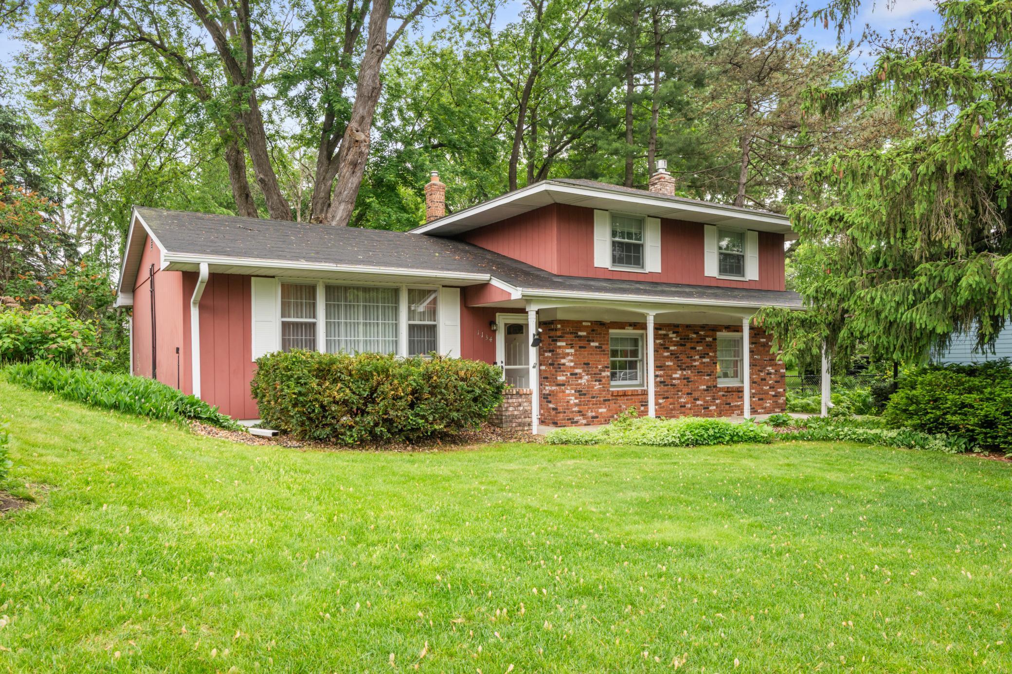 1134 Lealand Road E