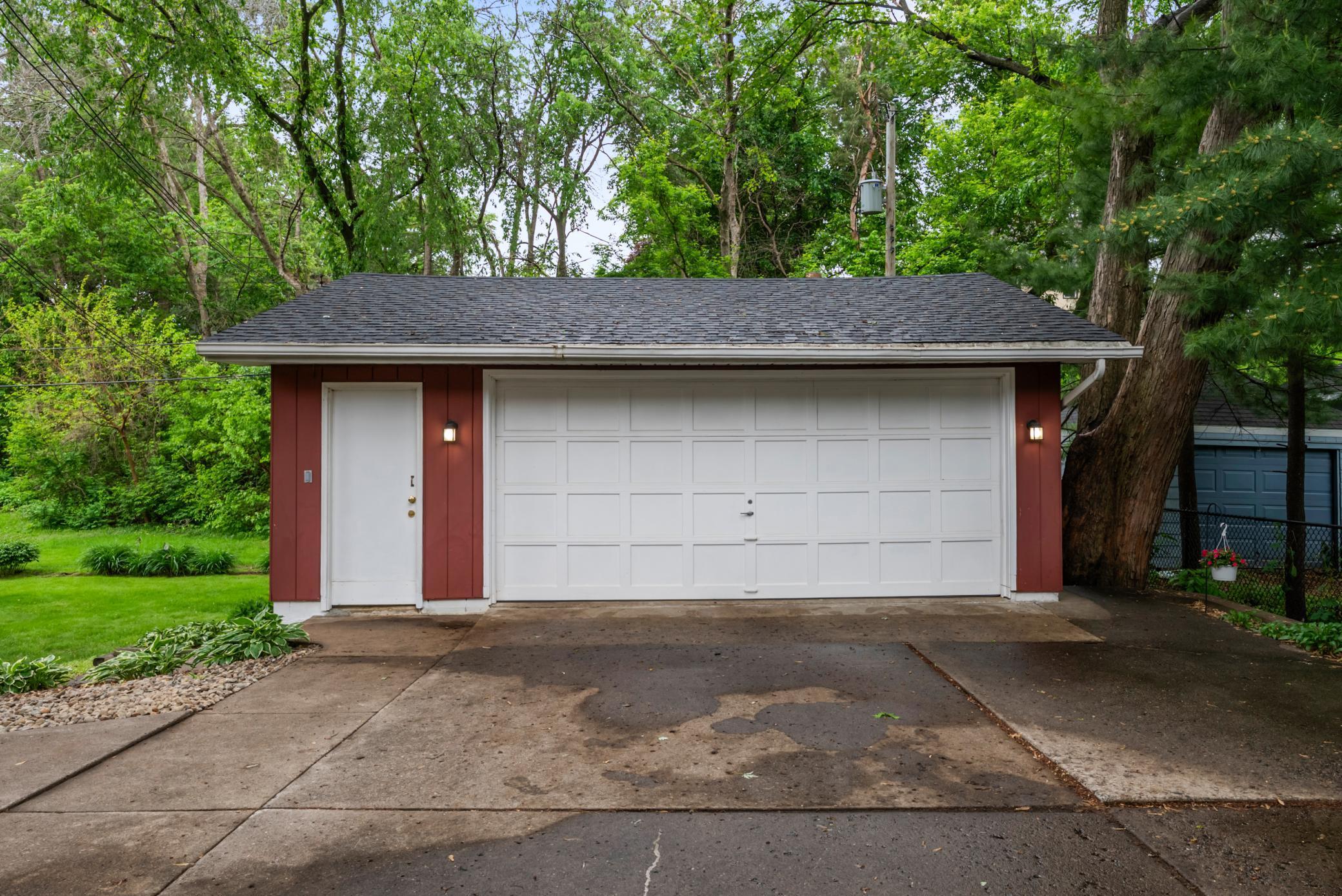 1134 Lealand Road E