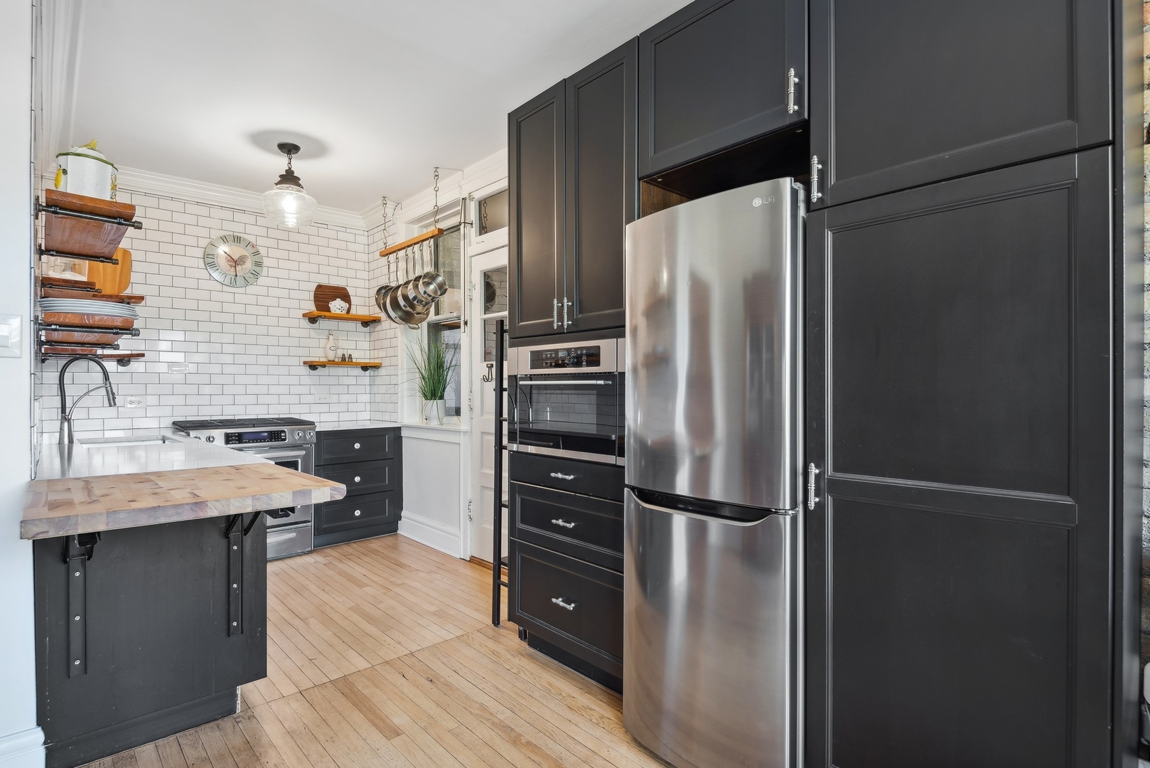 360 Ridge Avenue Unit: 10-2