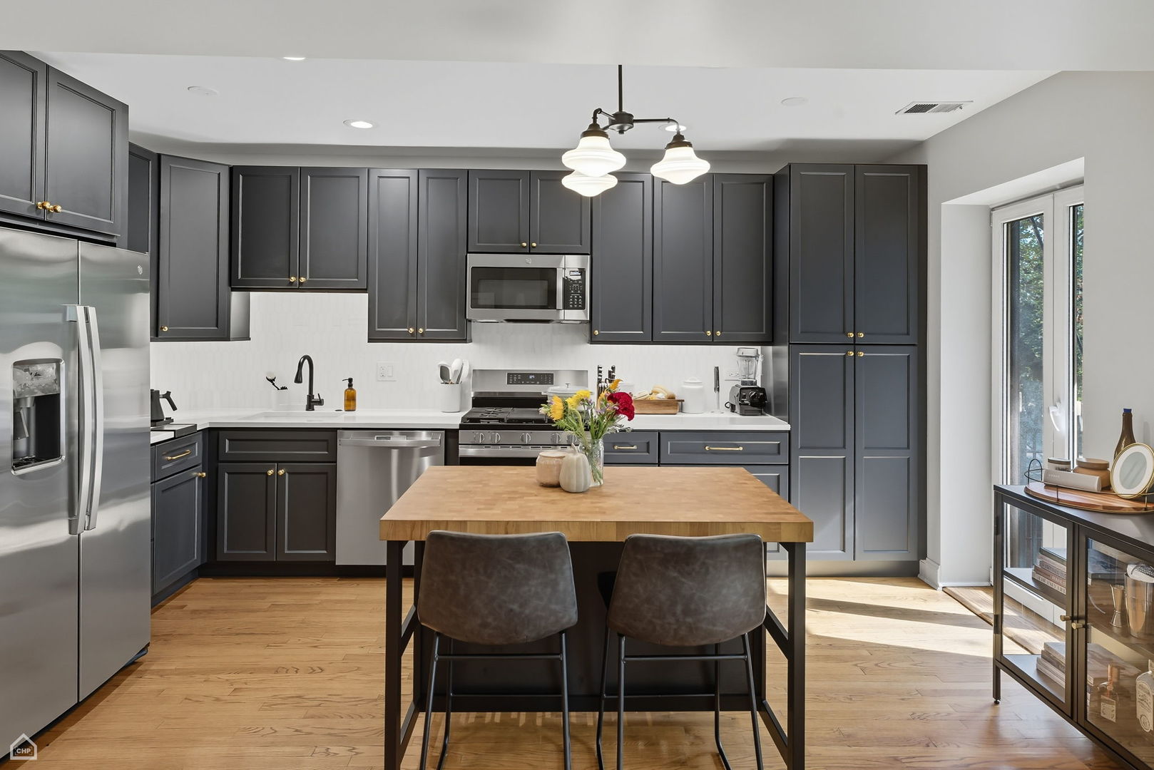 1210 W Roscoe Street Unit: 1