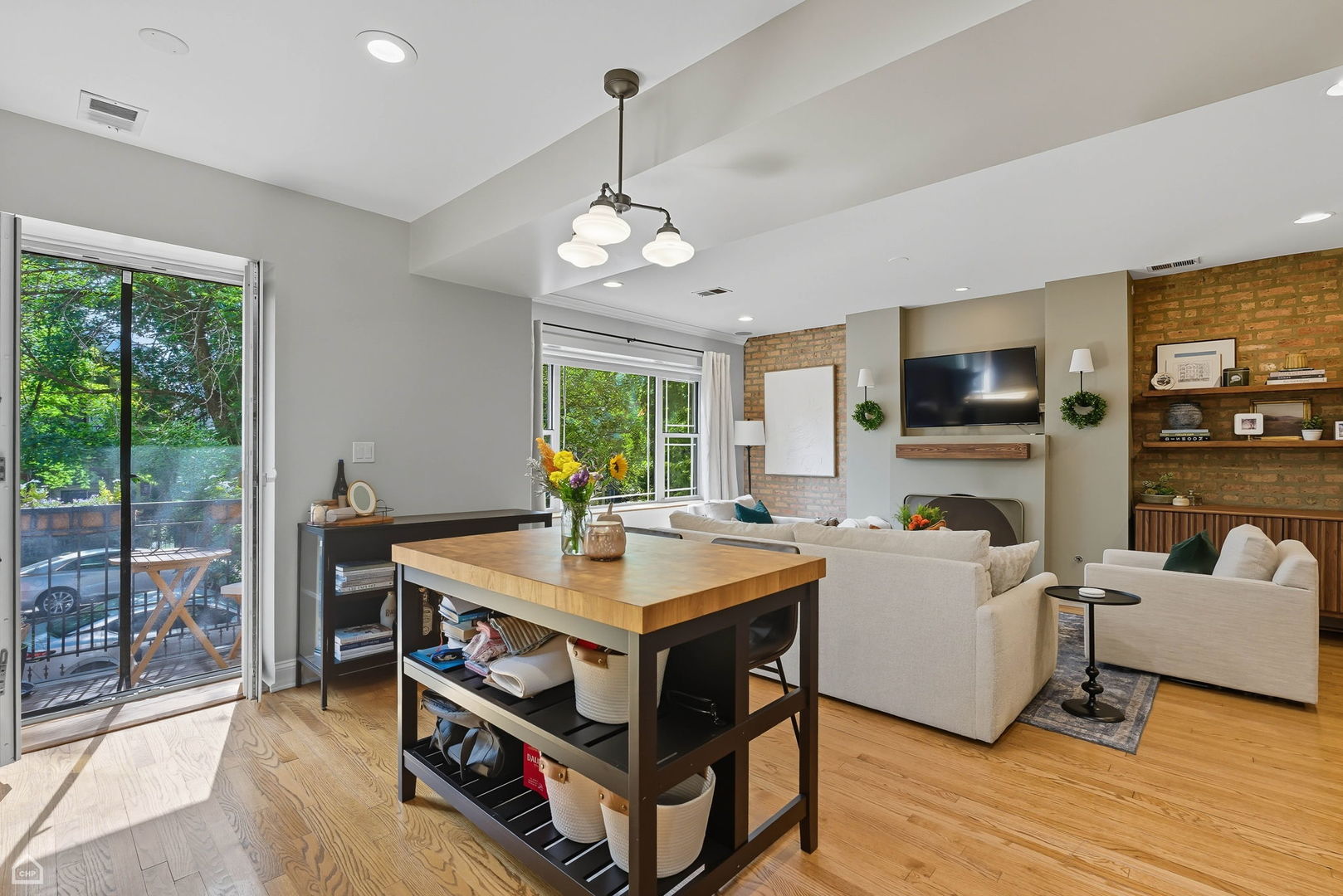 1210 W Roscoe Street Unit: 1