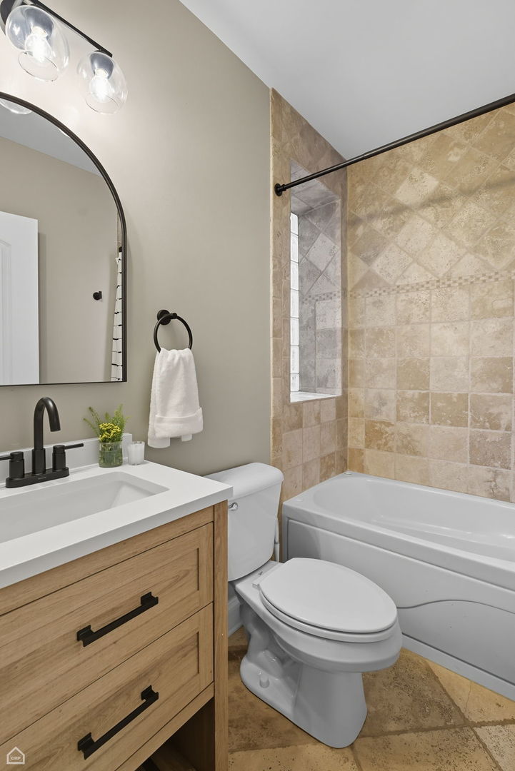 1210 W Roscoe Street Unit: 1