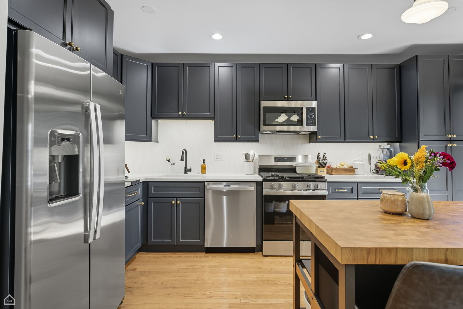 1210 W Roscoe Street Unit: 1