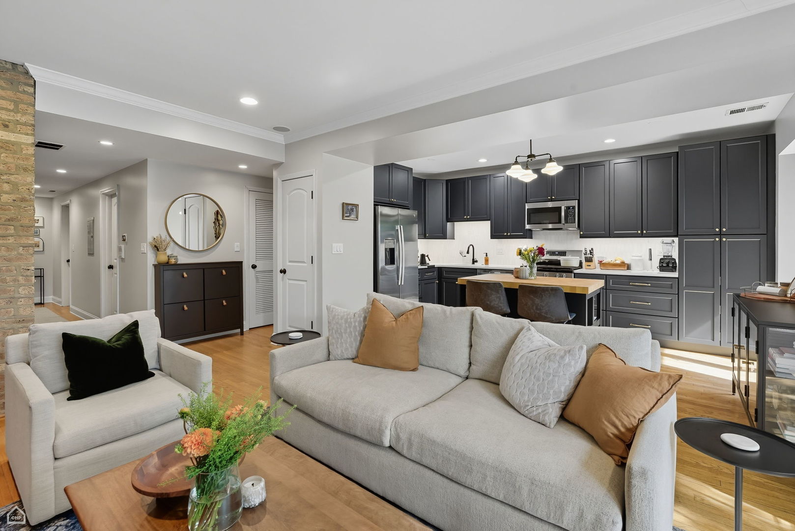 1210 W Roscoe Street Unit: 1