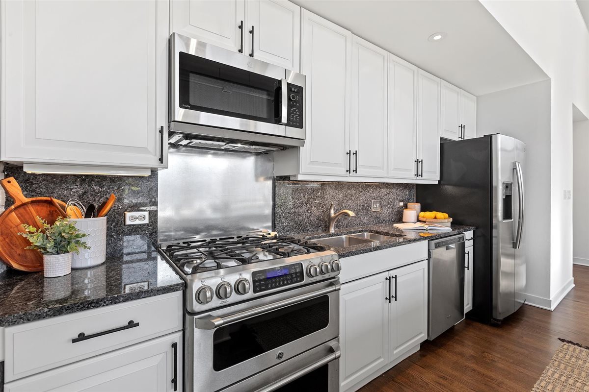1318 W George Street Unit: 2D