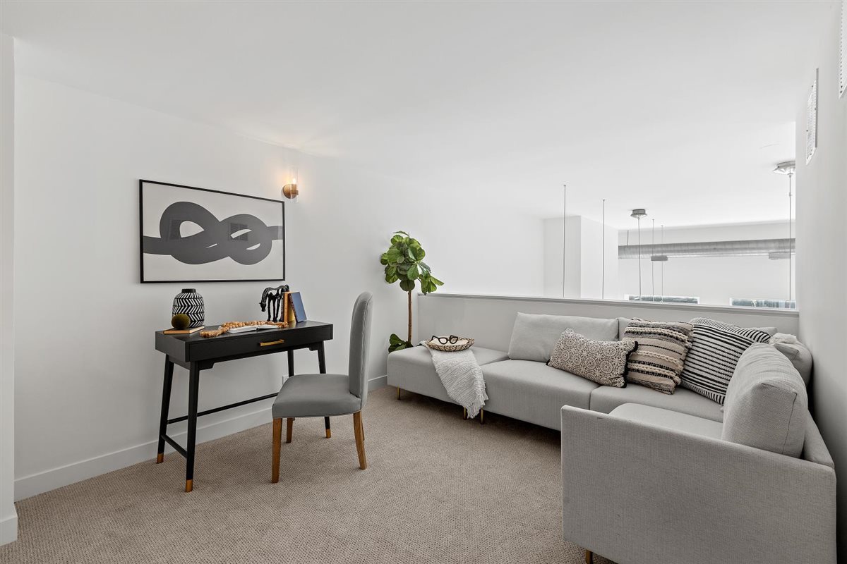 1318 W George Street Unit: 2D