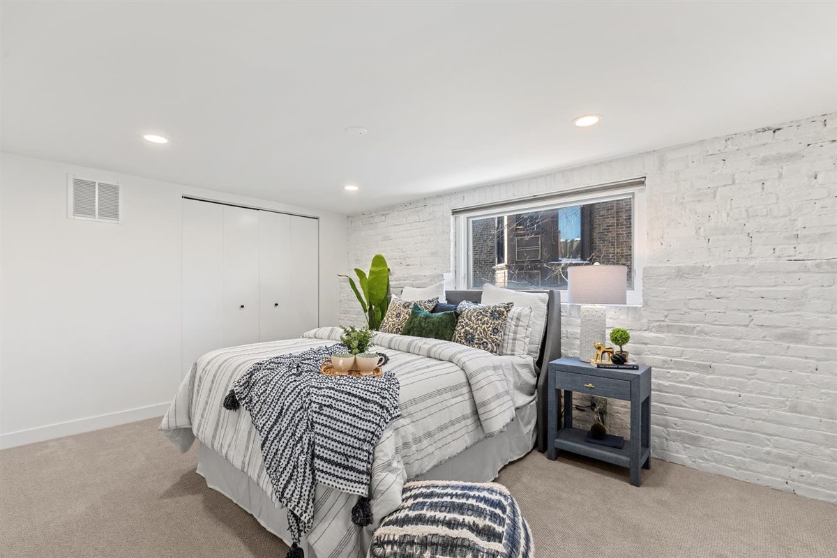 1318 W George Street Unit: 2D