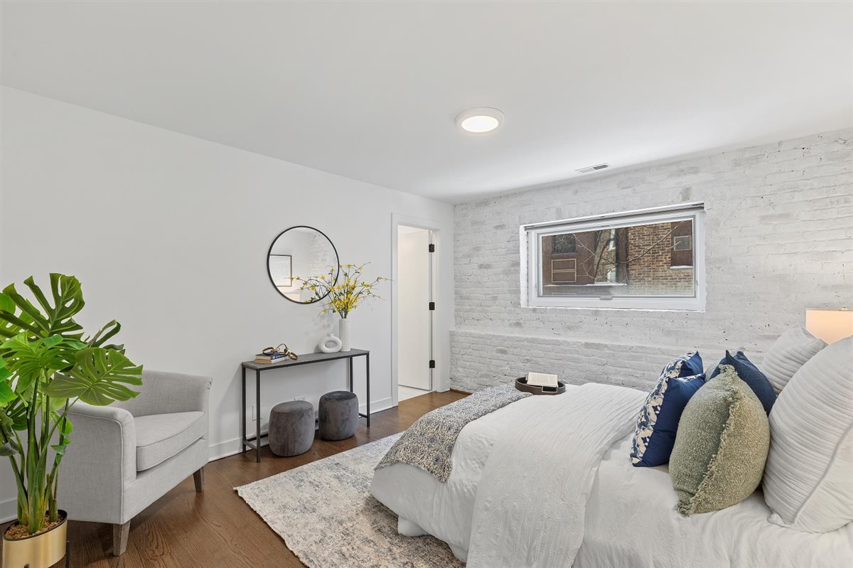 1318 W George Street Unit: 2D