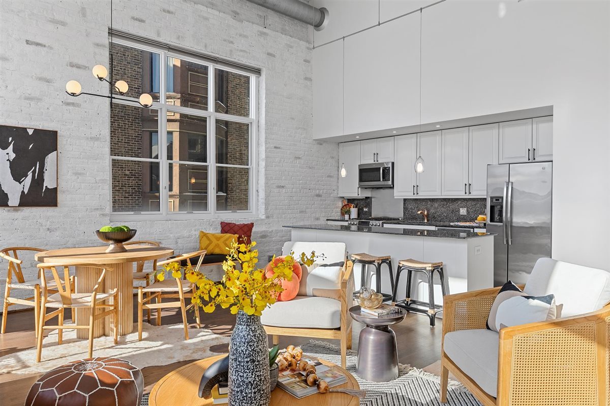 1318 W George Street Unit: 2D