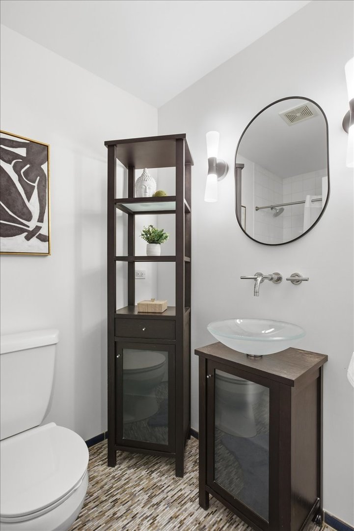 1318 W George Street Unit: 2D