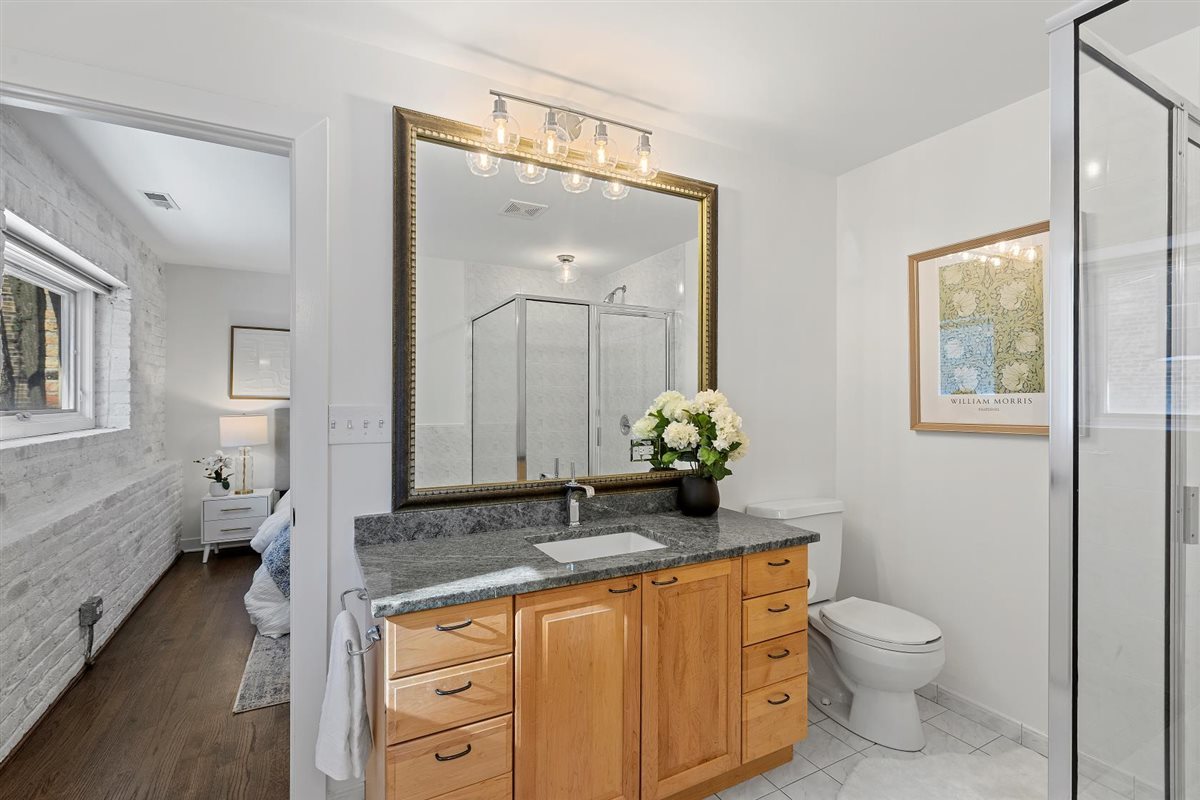 1318 W George Street Unit: 2D
