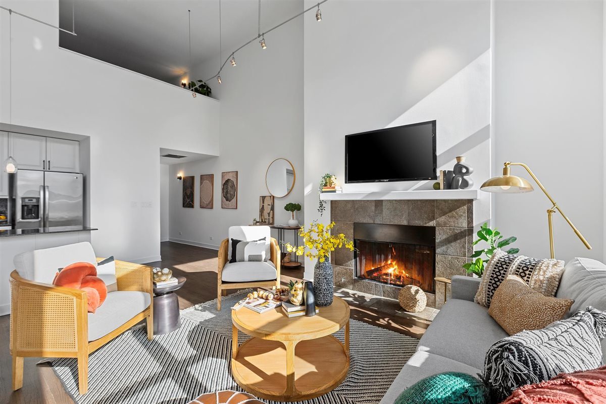 1318 W George Street Unit: 2D