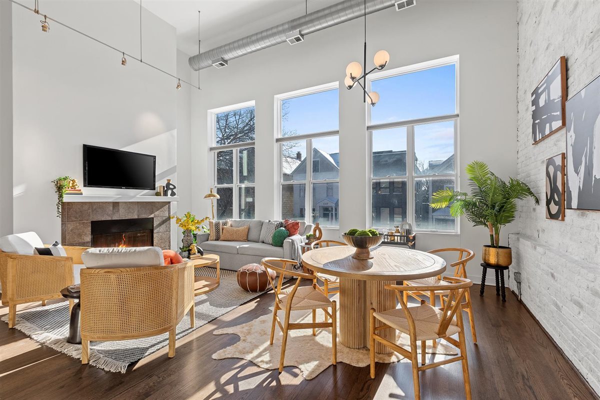 1318 W George Street Unit: 2D