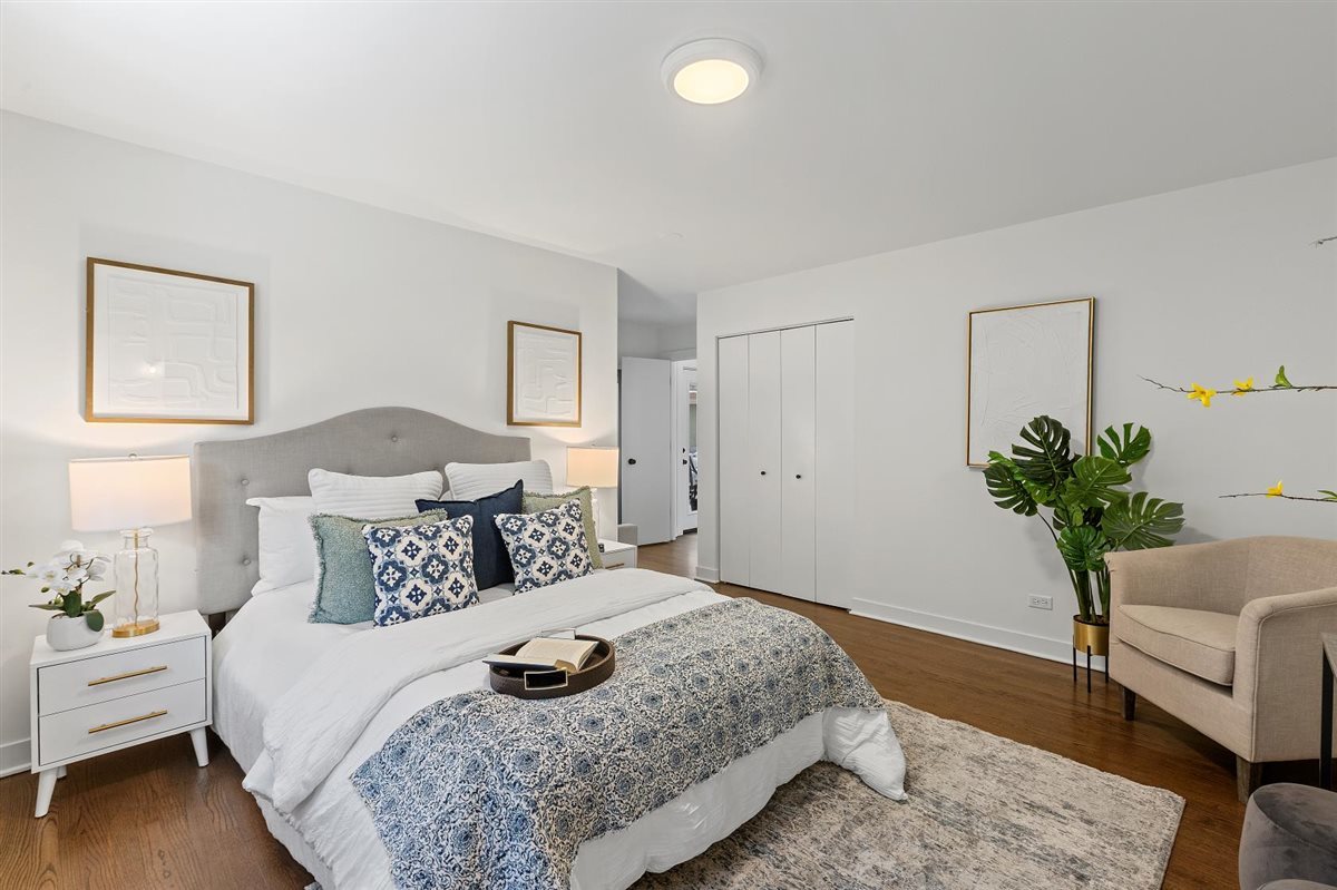 1318 W George Street Unit: 2D