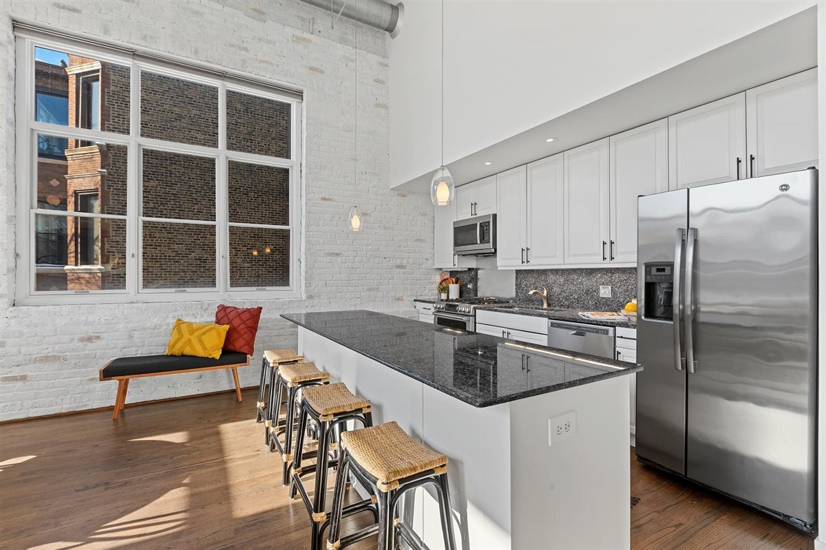 1318 W George Street Unit: 2D
