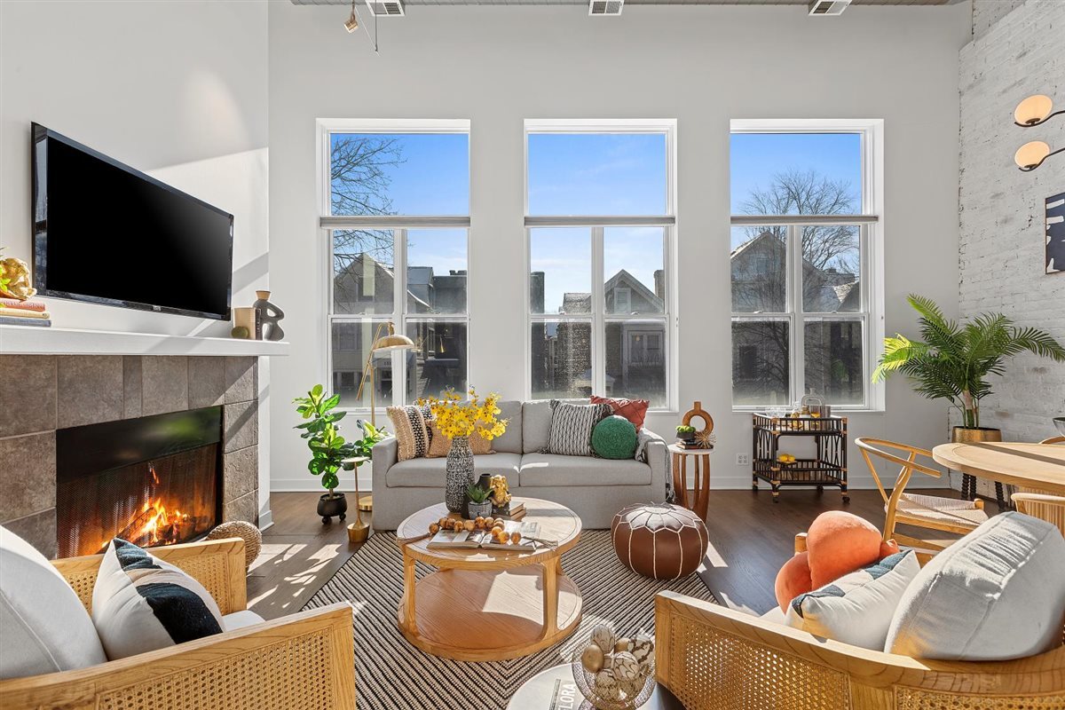 1318 W George Street Unit: 2D