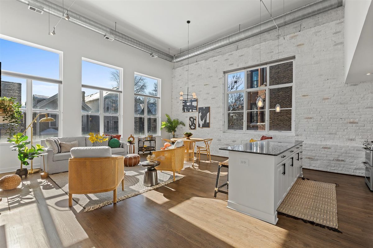 1318 W George Street Unit: 2D