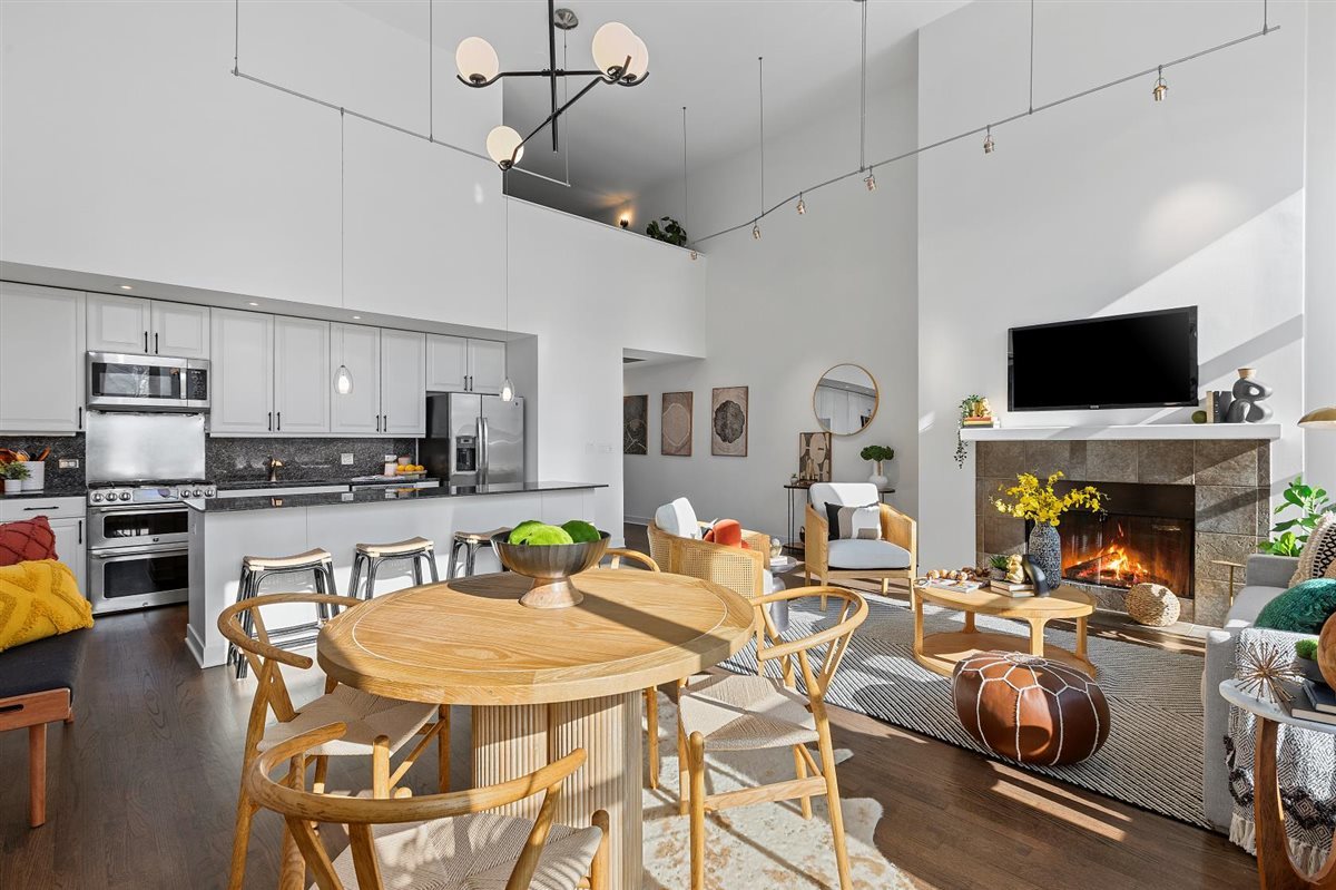 1318 W George Street Unit: 2D