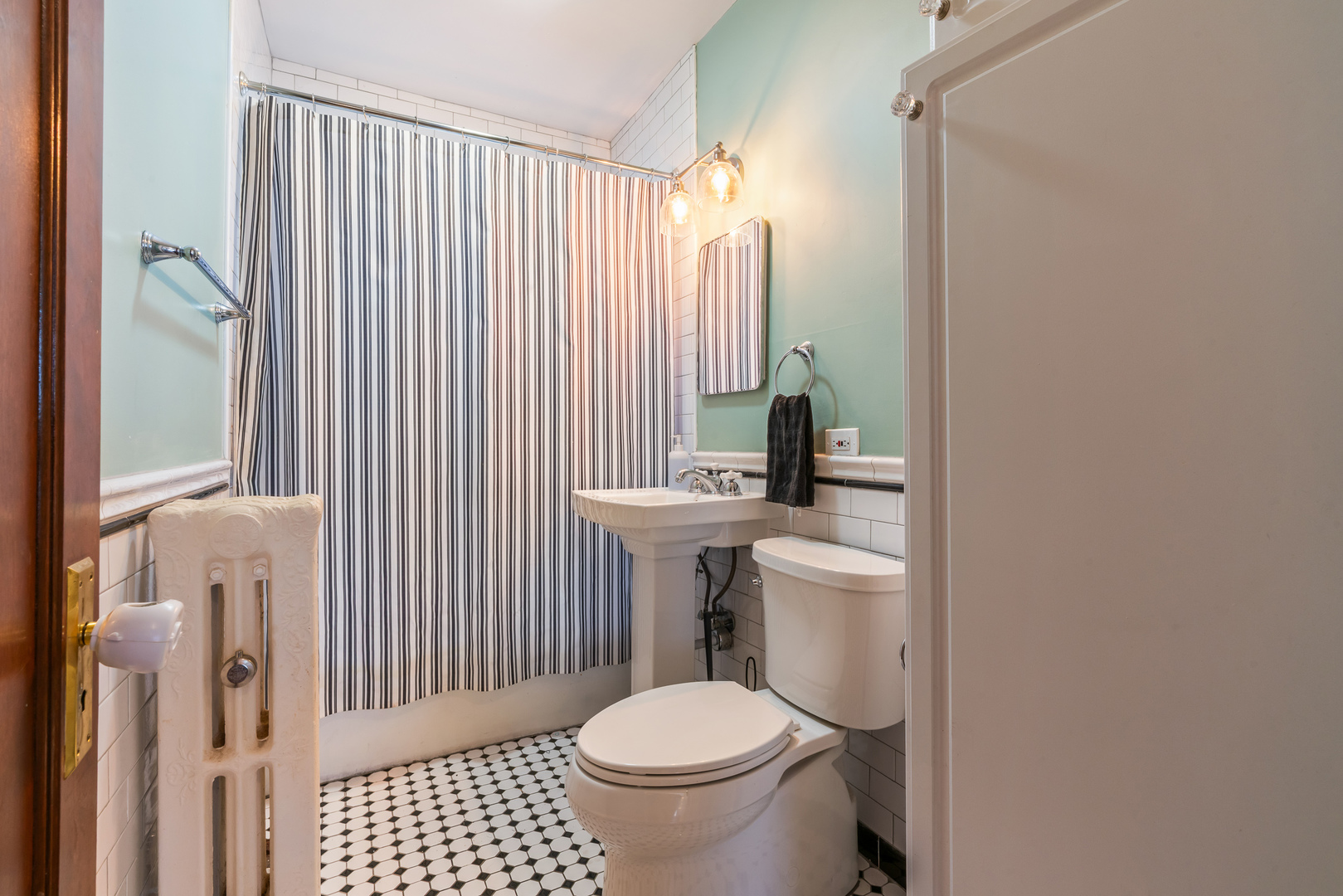 721 Hinman Avenue Unit: 2W