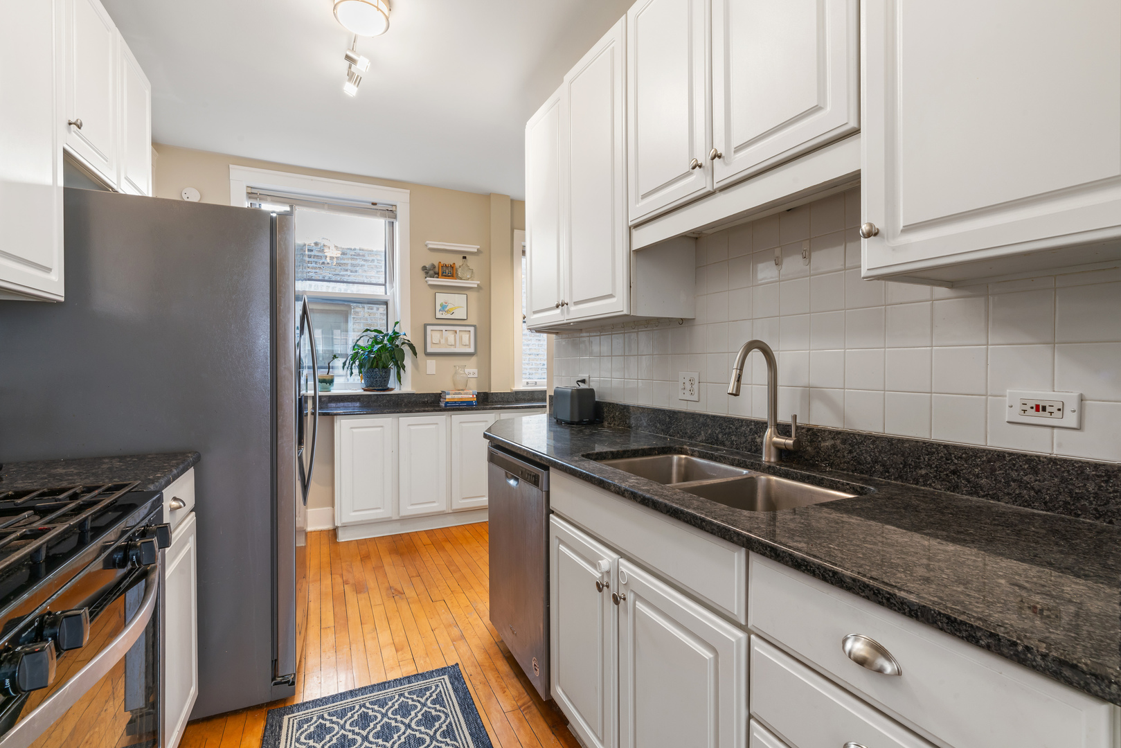 721 Hinman Avenue Unit: 2W
