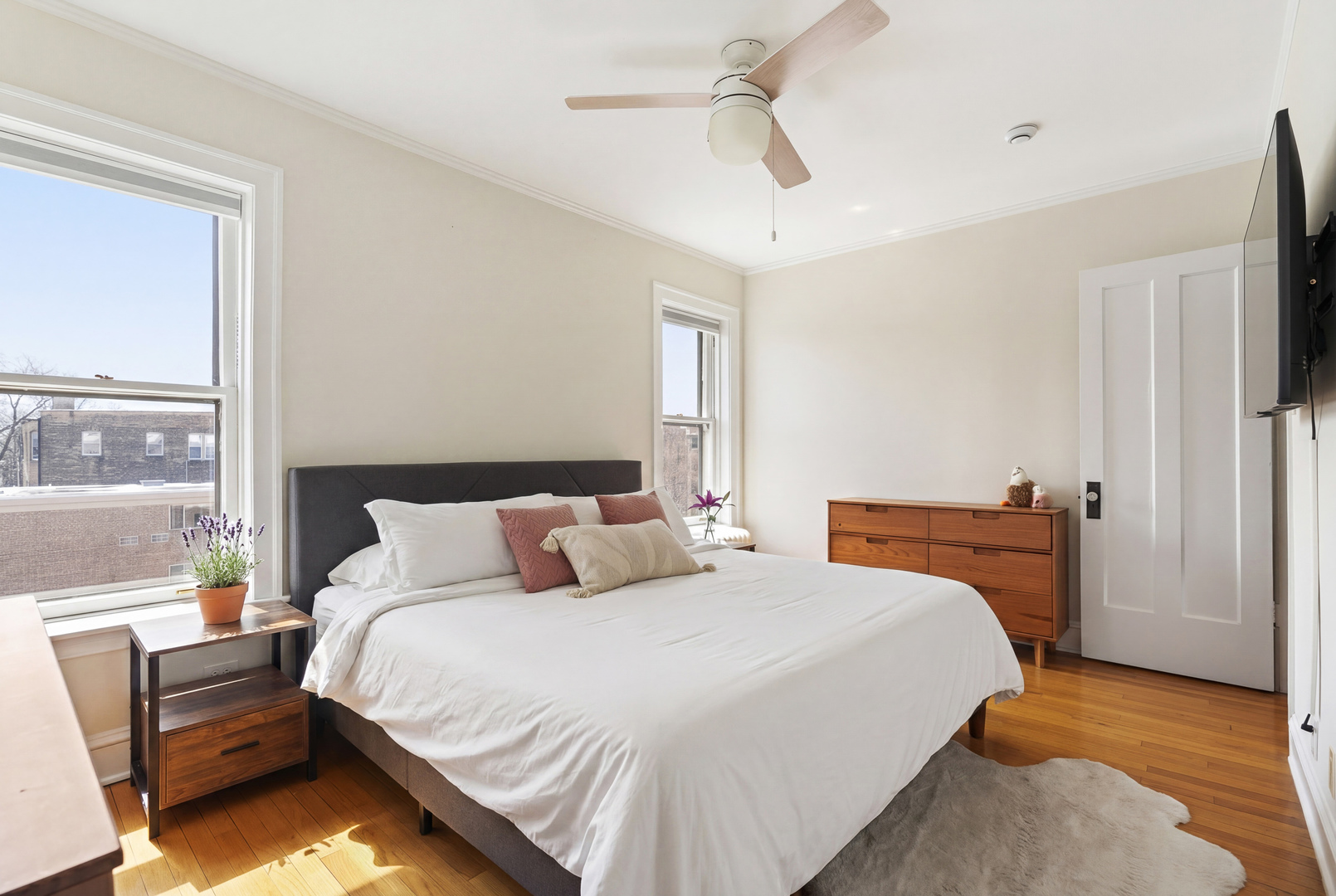 719 Hinman Avenue Unit: 3E