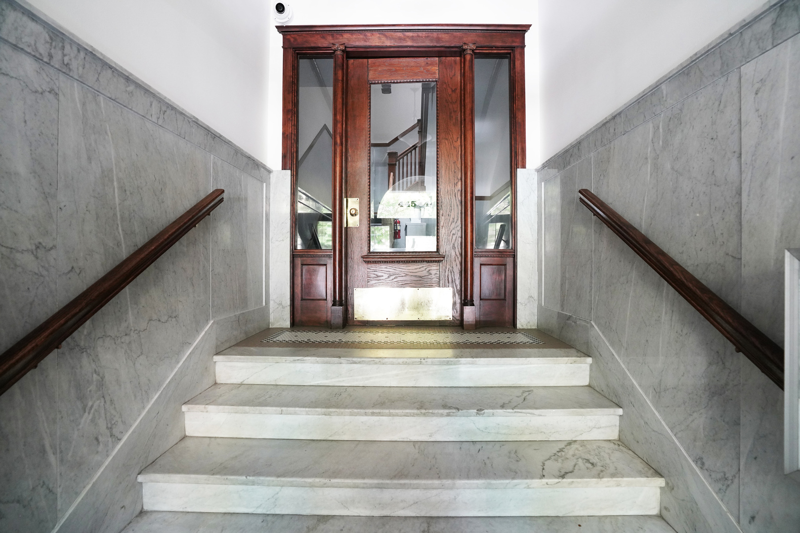 445 W SURF Street Unit: 3E