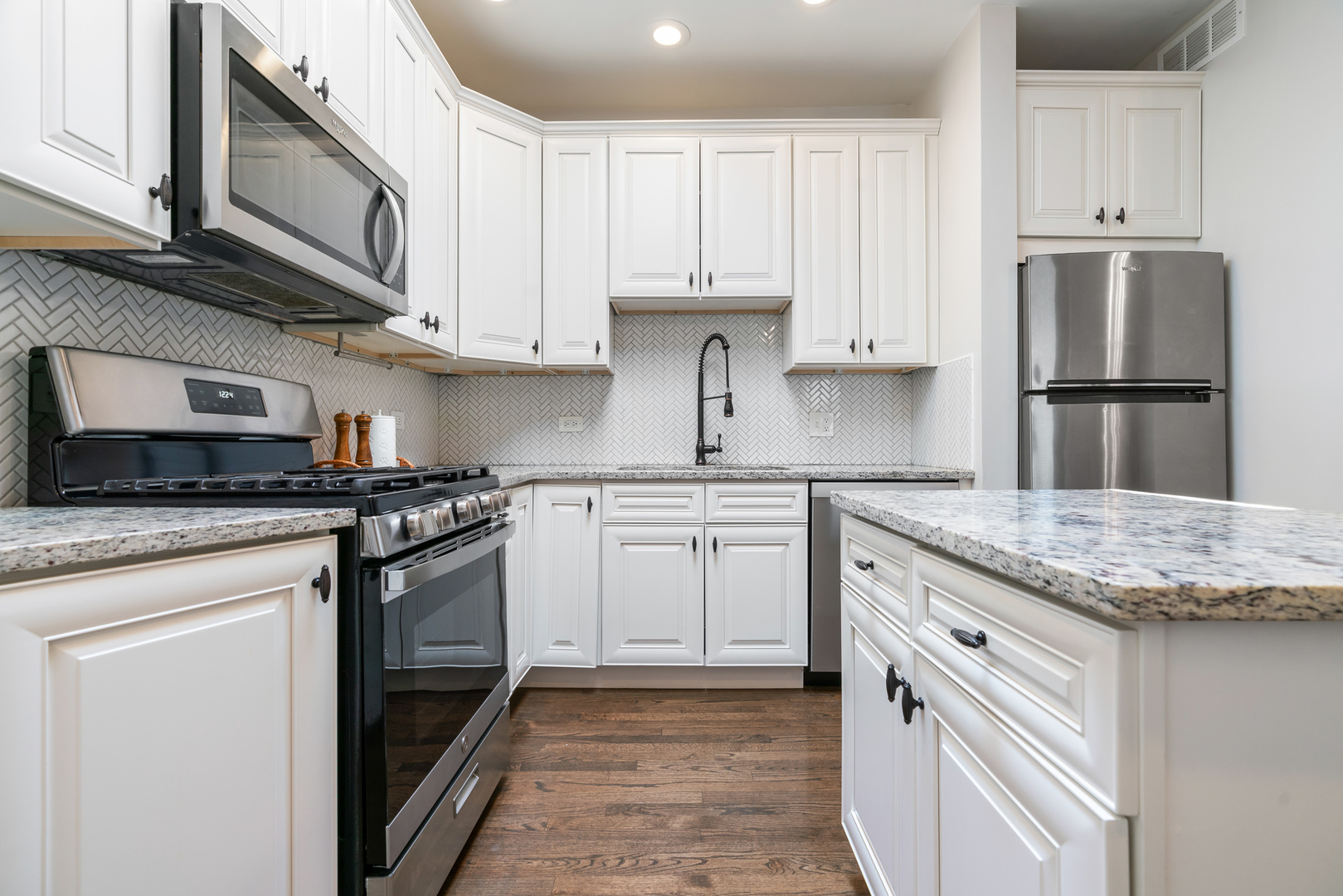 445 W SURF Street Unit: 3E