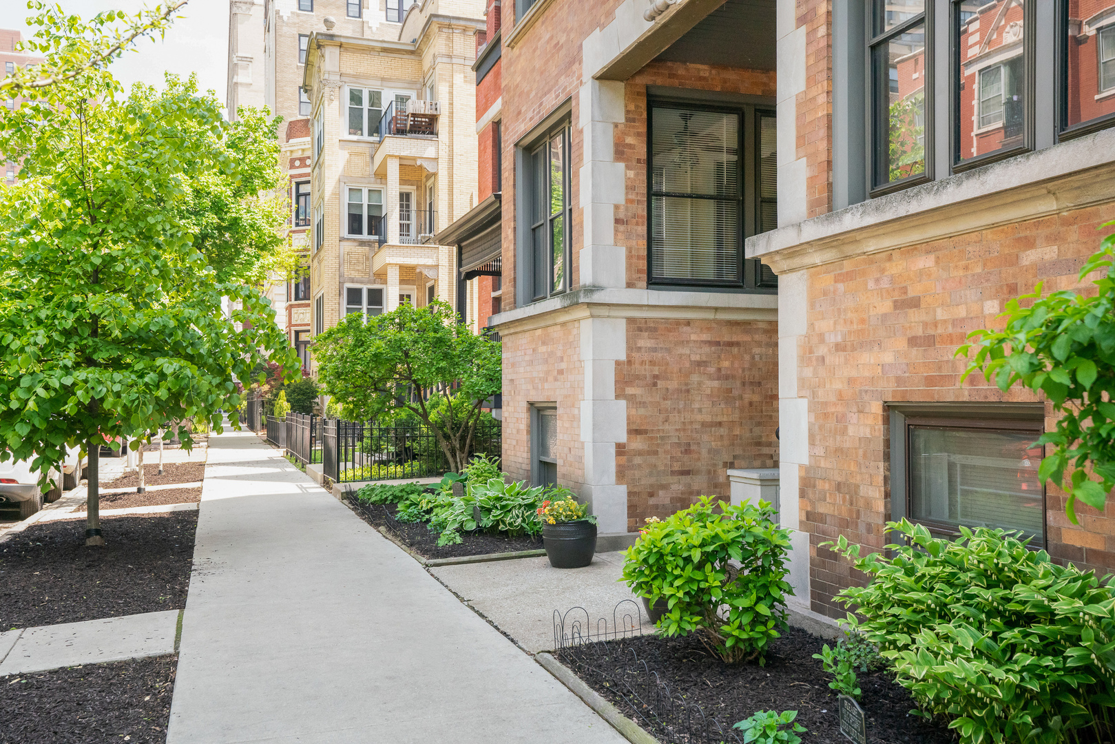 445 W SURF Street Unit: 3E