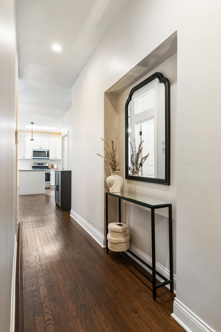 445 W SURF Street Unit: 3E