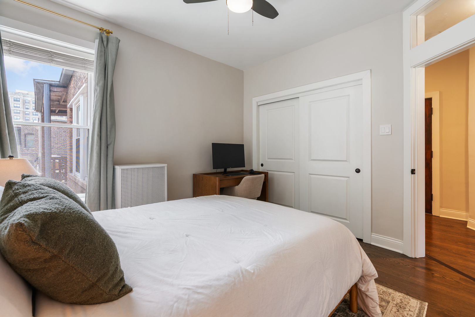 445 W SURF Street Unit: 3E