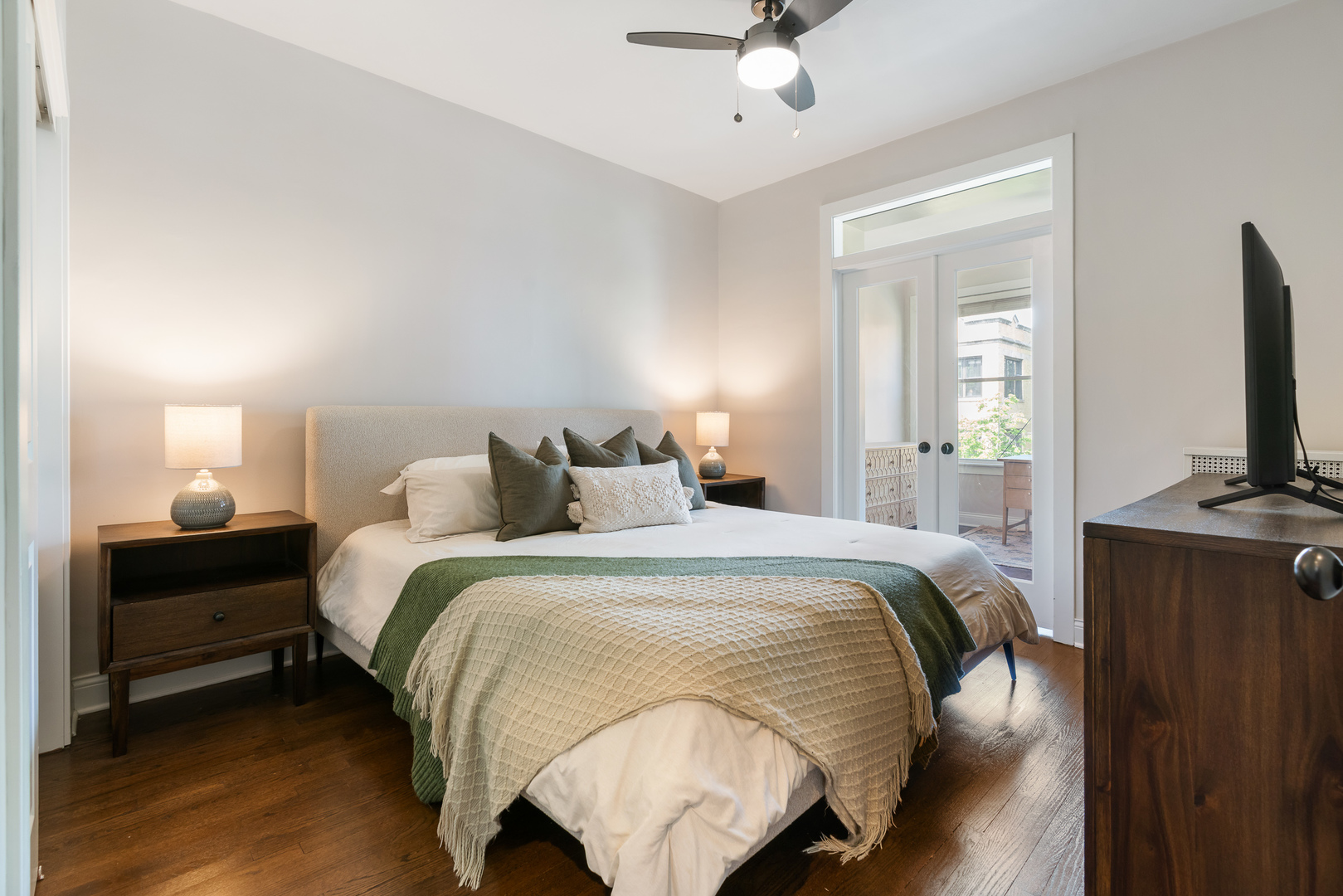 445 W SURF Street Unit: 3E