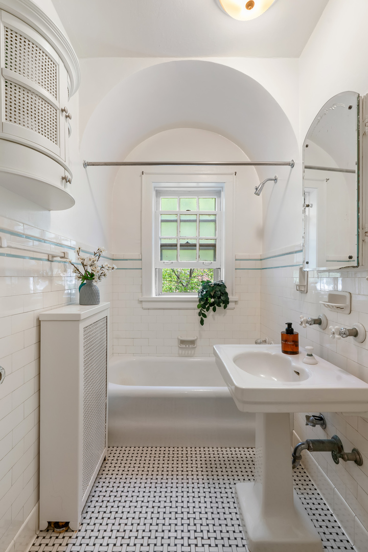 496 Sheridan Road Unit: 1