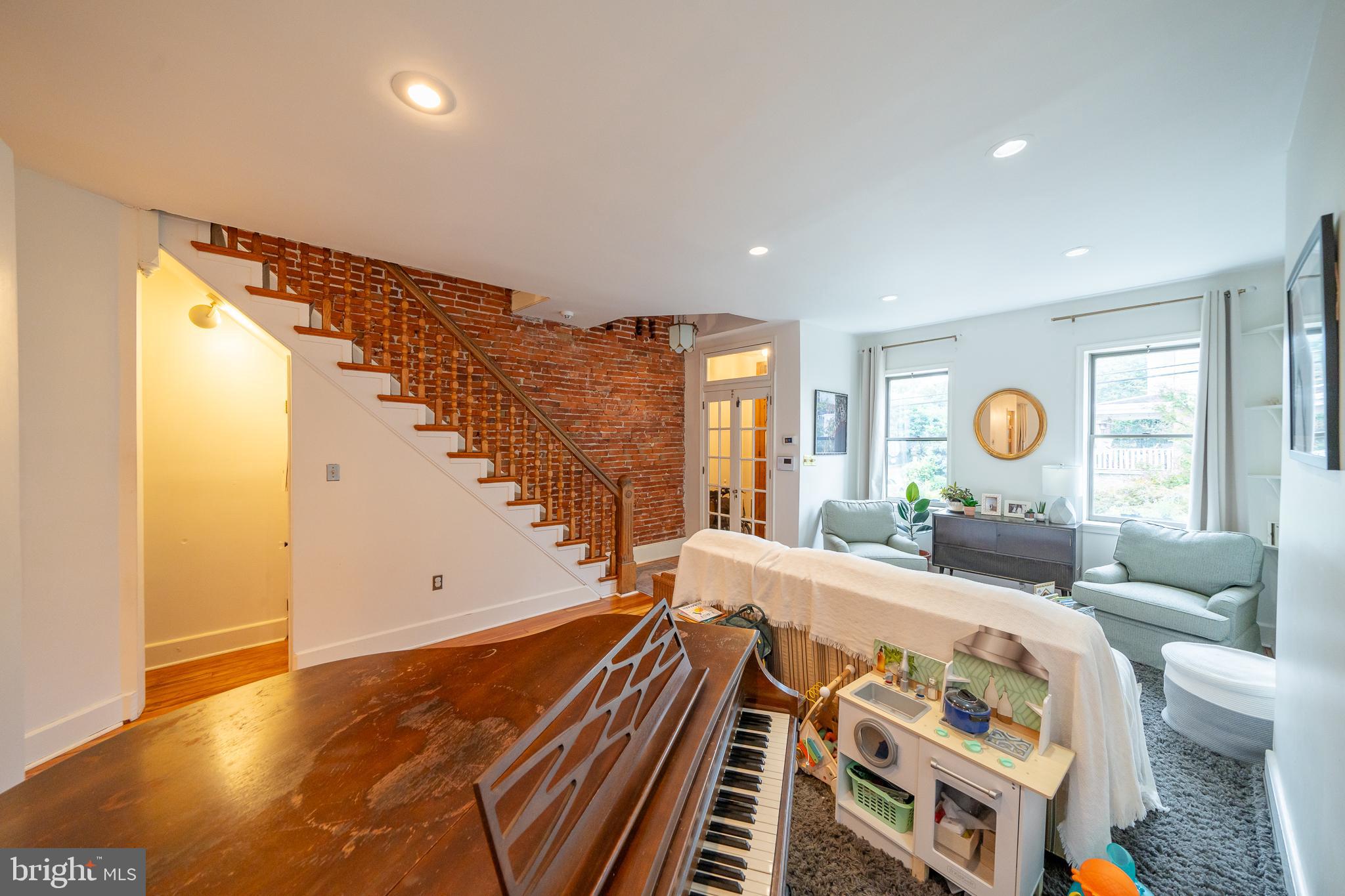 1203 W 9th St