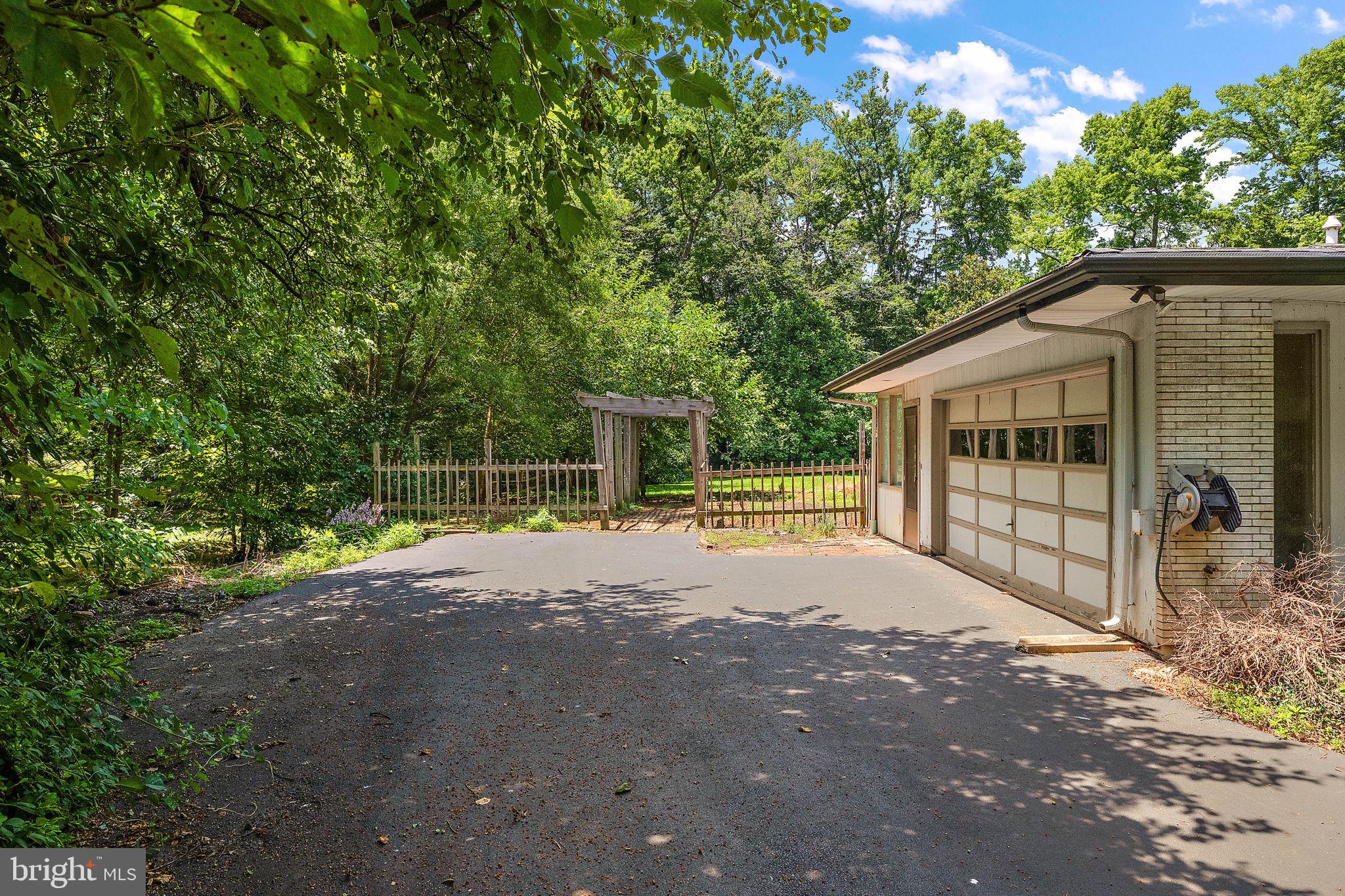 1725 Gunning Dr