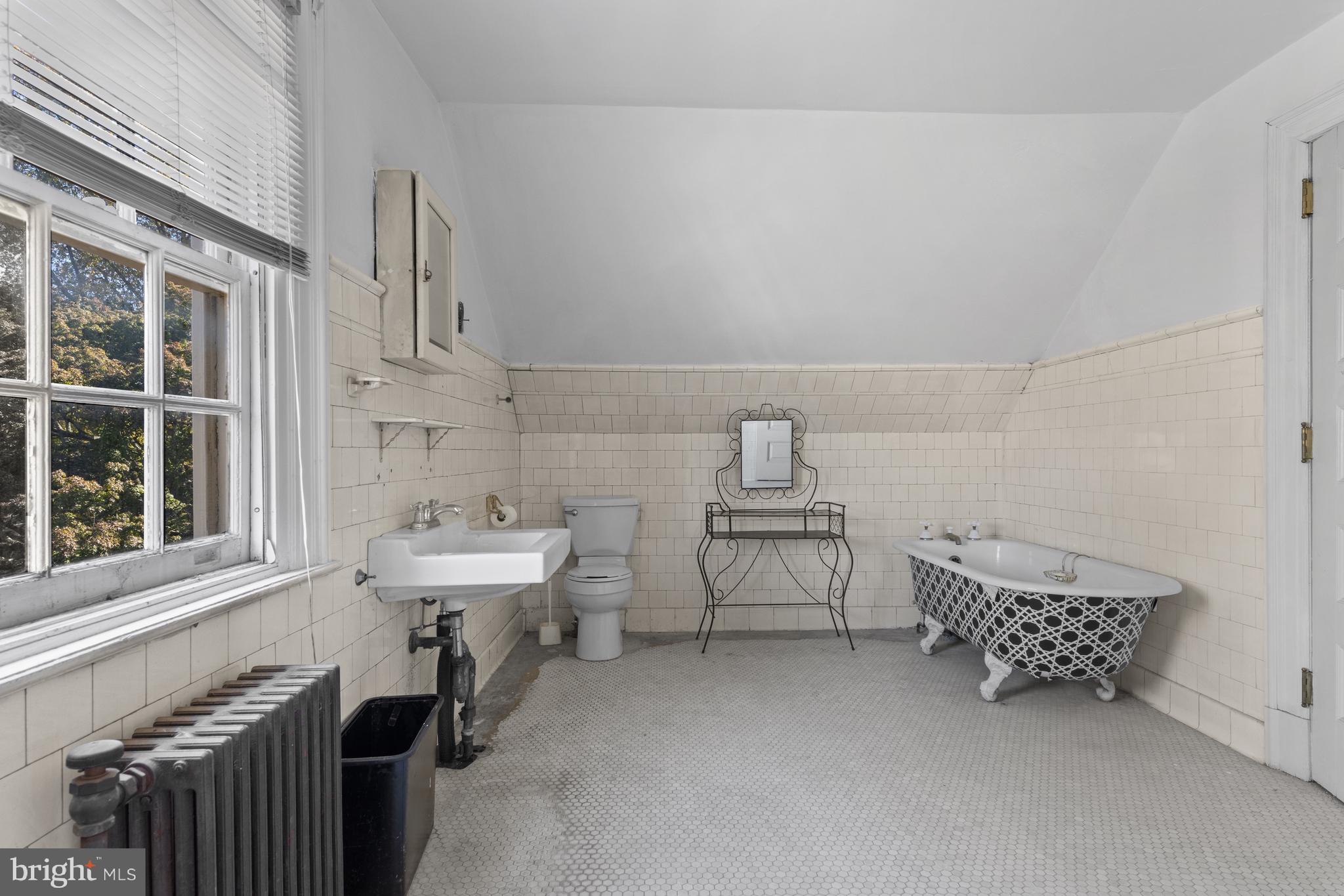 1908 WOODLAWN AVENUE