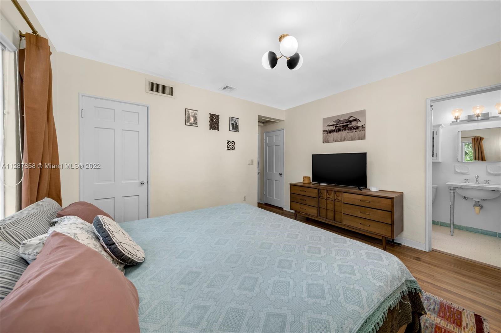 842 NW 9th Ct
