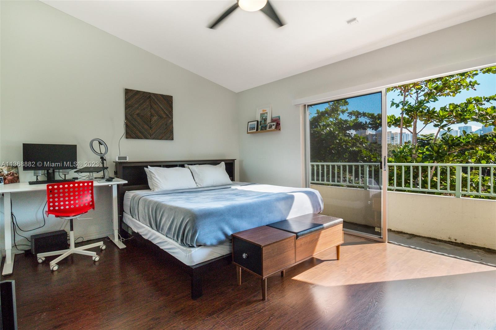 978 NW N River Dr Unit: 4