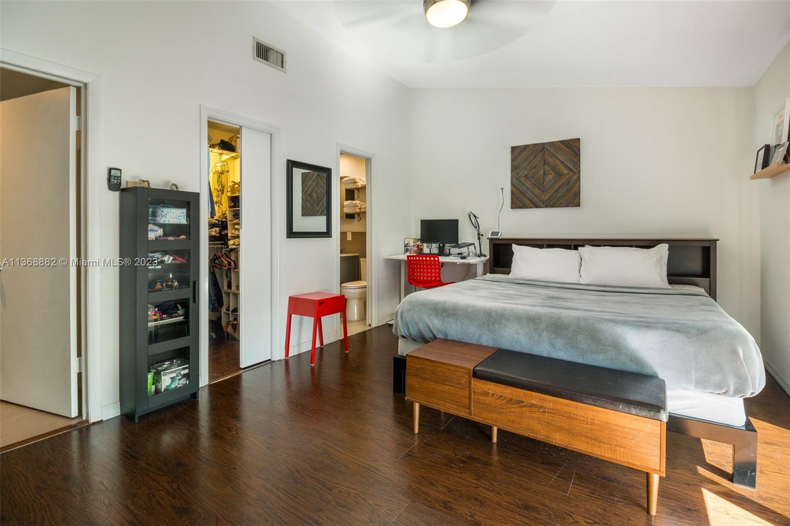 978 NW N River Dr Unit: 4