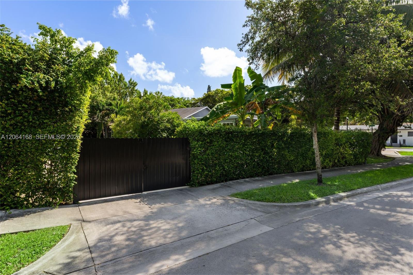 902 NW 10th Ct