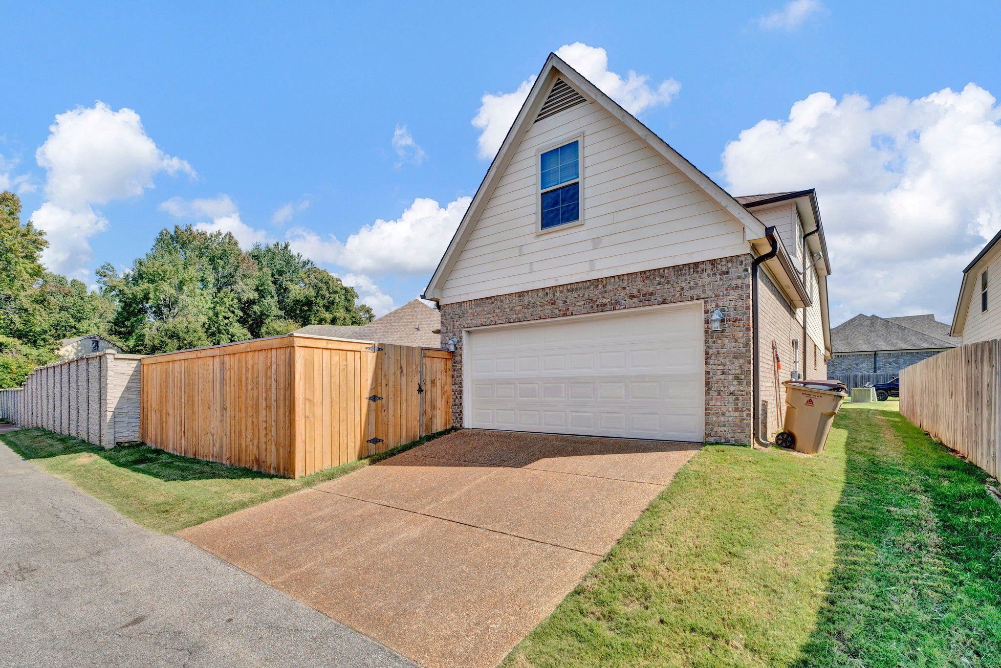 8462 WOODLAND ROSE CIR N