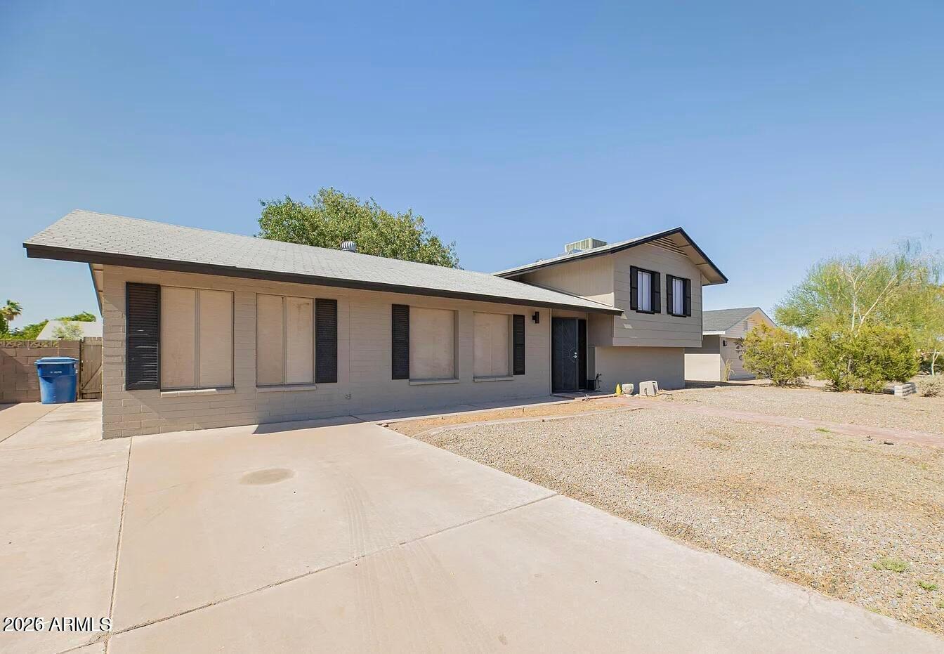1646 E HERMOSA Drive