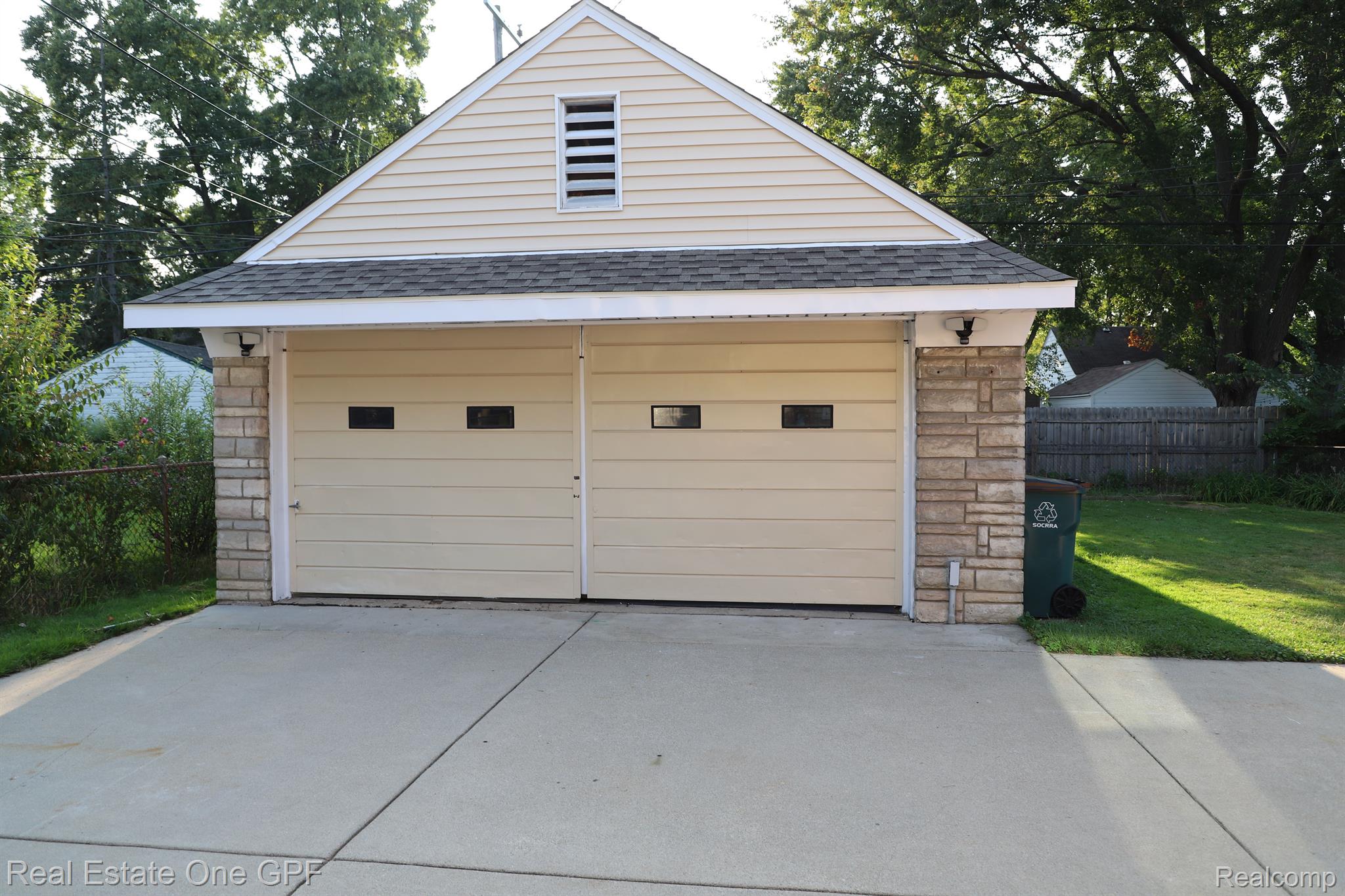 2427 BACON Avenue