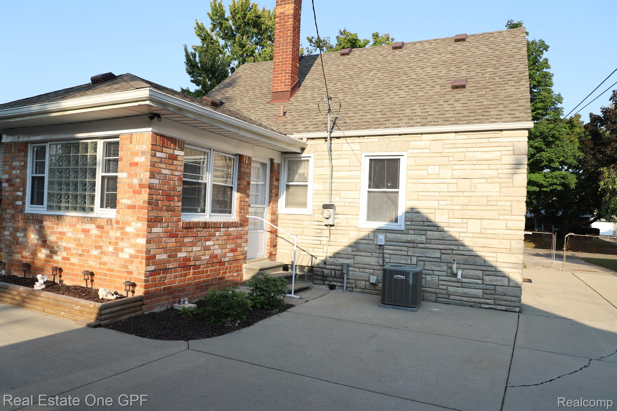 2427 BACON Avenue