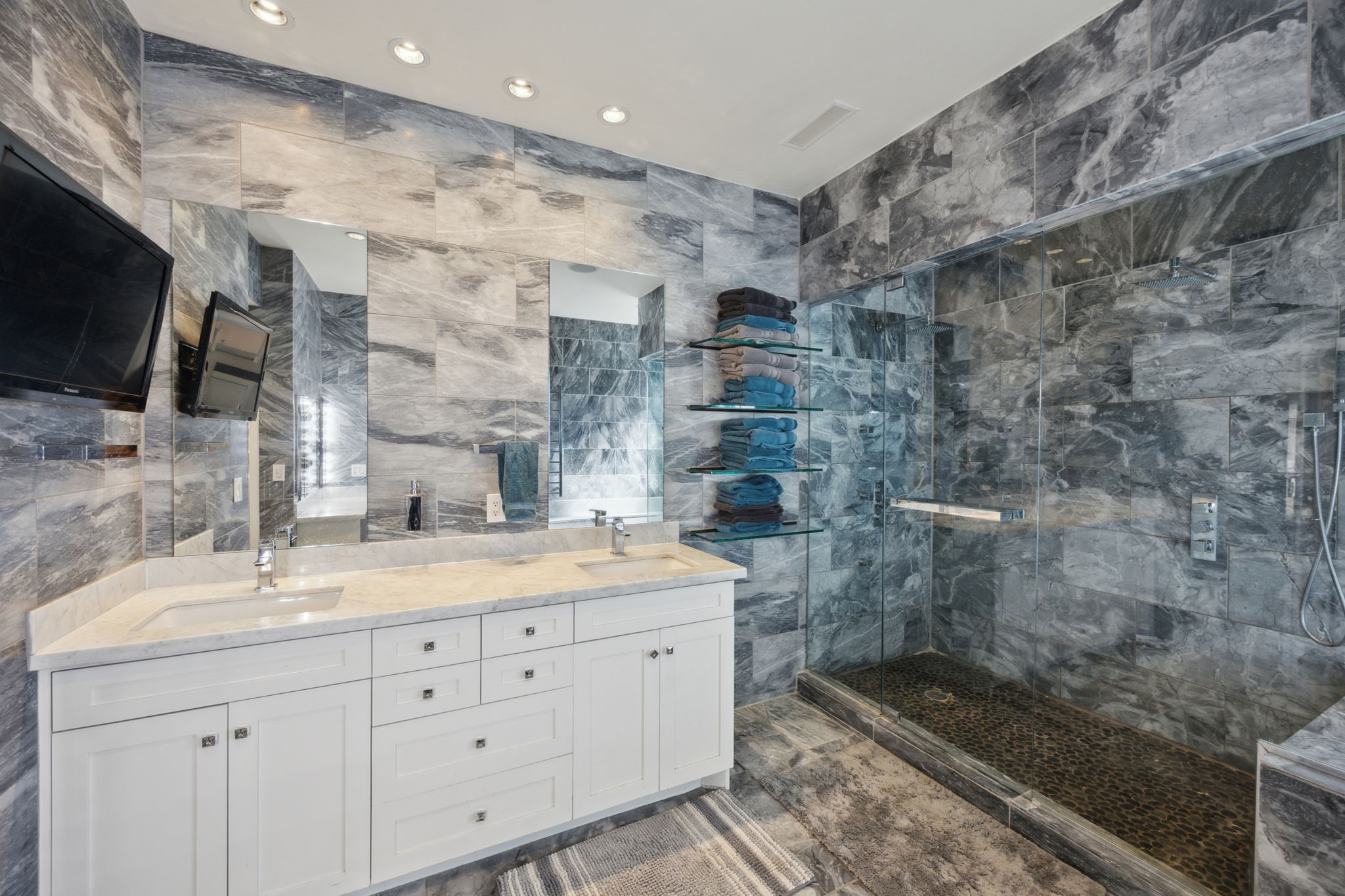 3739 N Versailles Avenue