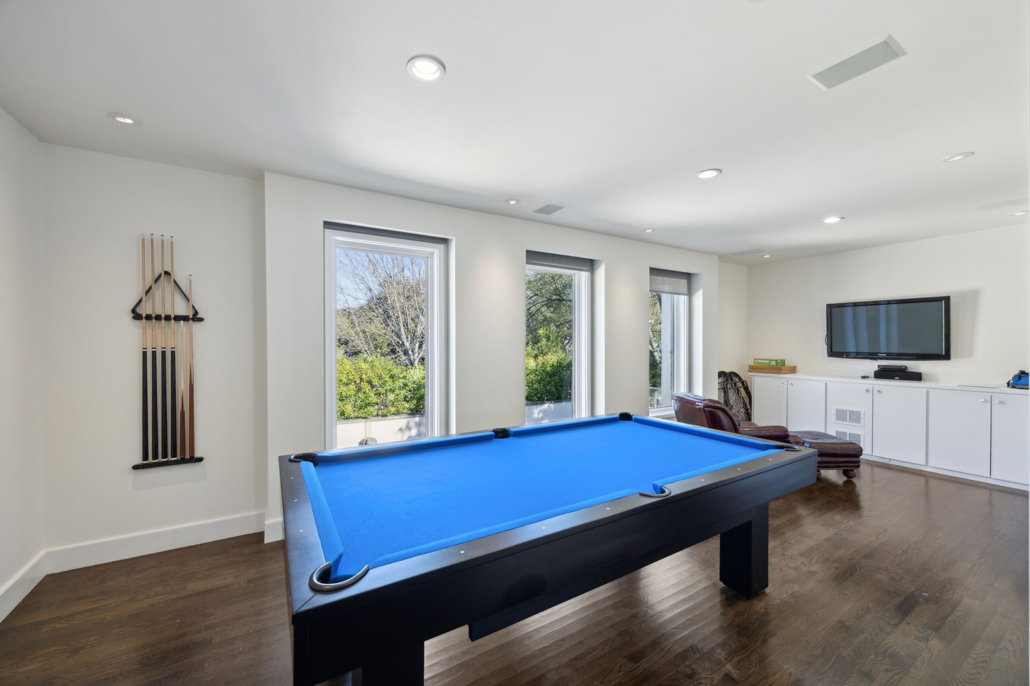 3739 N Versailles Avenue