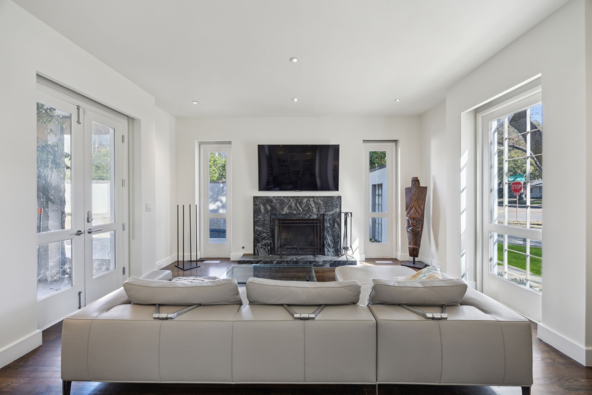 3739 N Versailles Avenue