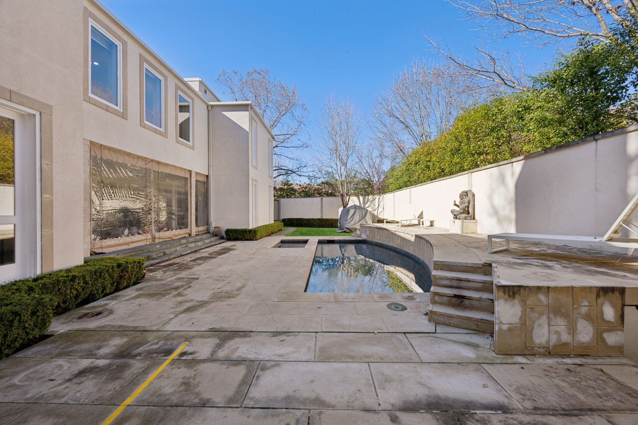 3739 N Versailles Avenue