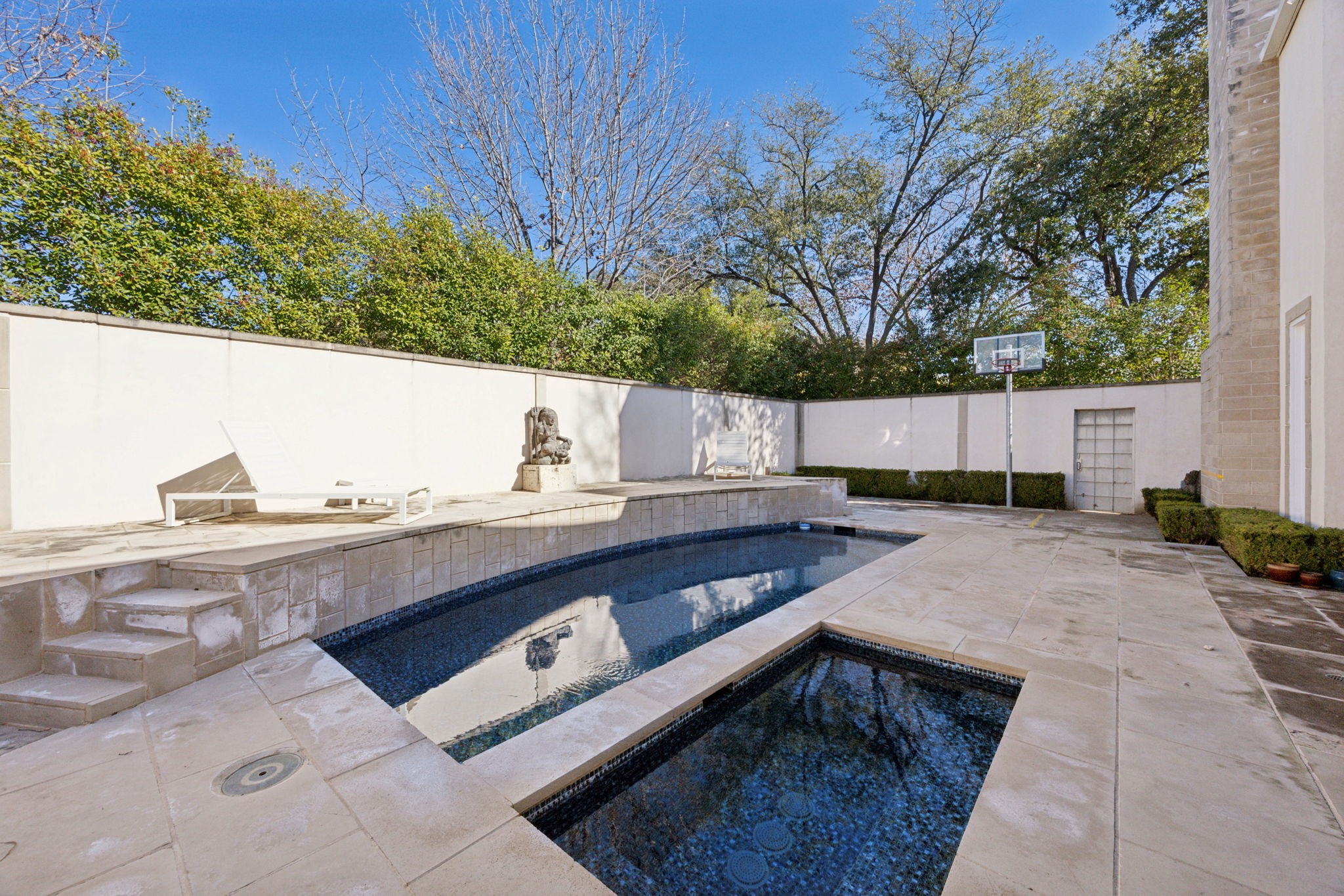 3739 N Versailles Avenue